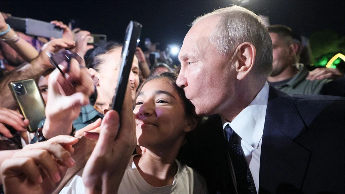 Путин целует: история поцелуя, ставшего легендой